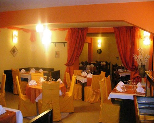 Indoor restaurant at Residence Universo.