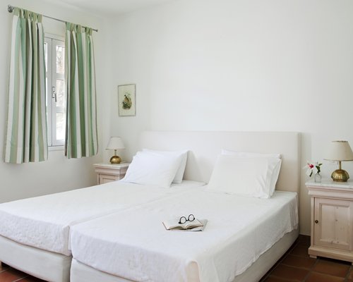 A well furnished bedroom with twin beds.