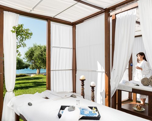 A well furnished bedroom with patio.
