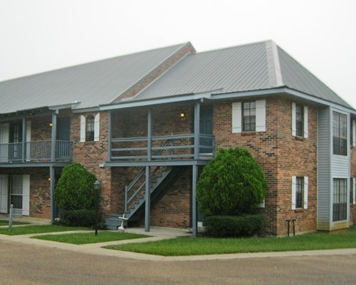 An exterior view of the Hillcrest Lake Villas.