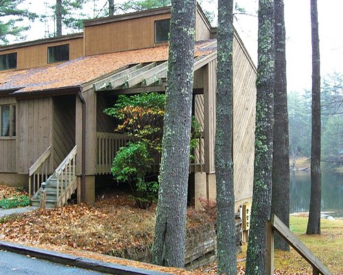 Exterior view of a unit Foxhunt at Sapphire Valley with wooded area.