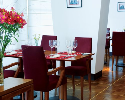 An indoor restaurant at Hotel NH Columbia.