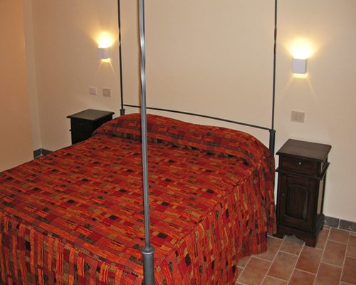 A well furnished bedroom with two lamps.