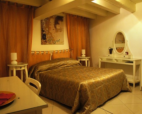 A well furnished bedroom with two lampstands.