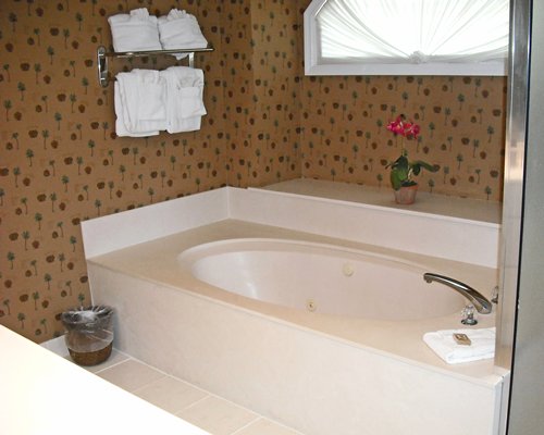 A bathroom with a bath tub.
