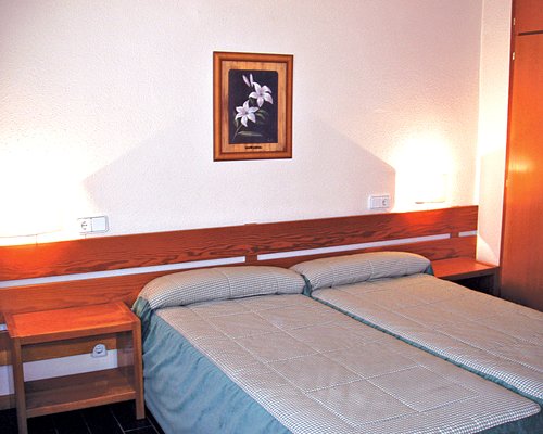 A well furnished bedroom with twin beds.