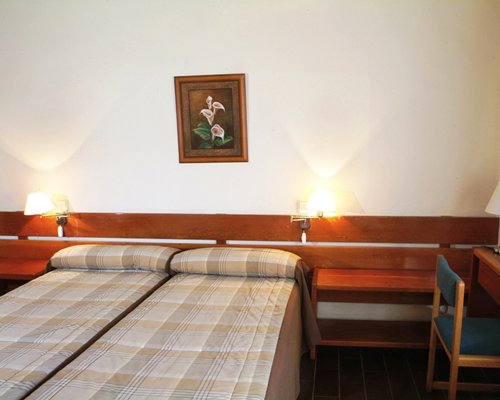 A well furnished bedroom with twin beds.