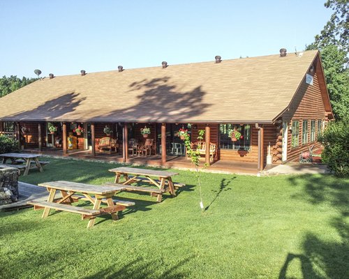 An outdoor picnic area alongside the resort units.