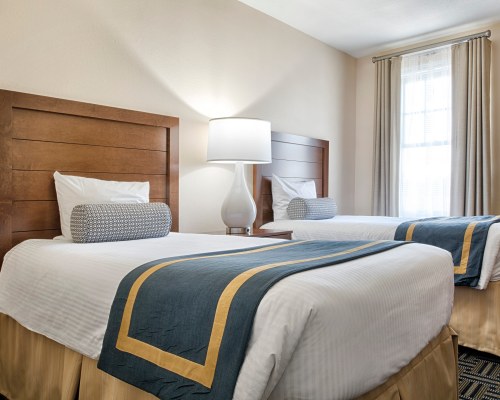 A WELL FURNISHED BEDROOM WITH TWO TWIN BEDS.