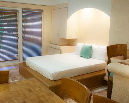 An open plan living and bedroom area.