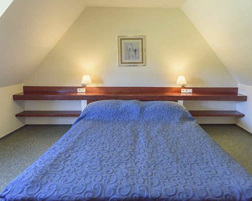A well furnished bedroom.