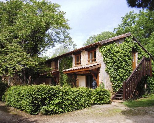 Exterior view of a restaurant at Domaine De Gavaudun.