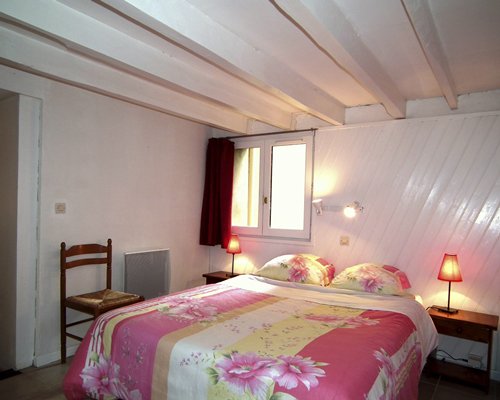 Furnished bedroom with a single bed.