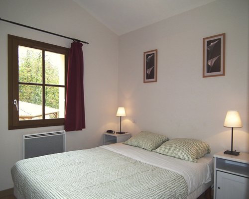 A bedroom with a queen bed.