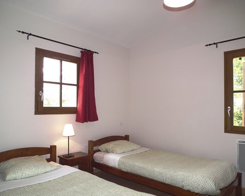 A bedroom with two twin beds.