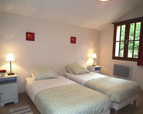 A bedroom with two twin beds.