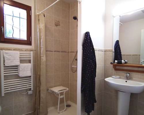 A bathroom with a single sink vanity.
