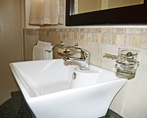 A bathroom with a sink and mirror.