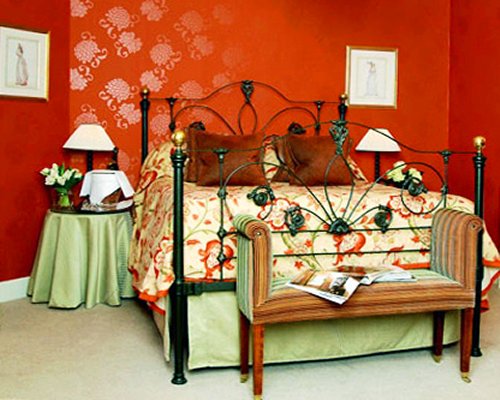 A well furnished bedroom.