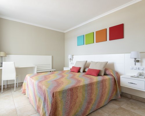 A well furnished bedroom.