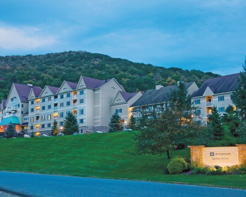 SIGNBOARD OF WYNDHAM BENTLEY BROOK I RESORT ALONGSIDE MULTI STORY UNITS.