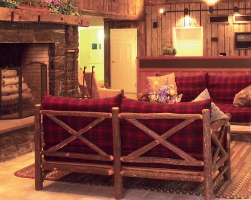A WELL FURNISHED LIVING ROOM WITH A FIREPLACE.