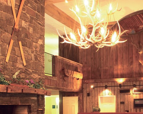 A VIEW OF THE CHANDELIER AT THE WYNDHAM BENTLEY BROOK I RESORT.