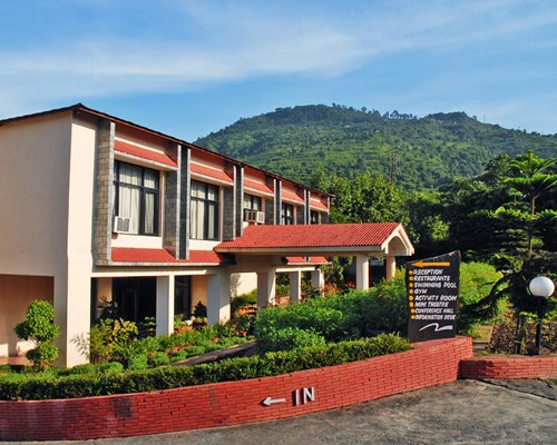 Scenic exterior view of Country Inn alongside the mountains.