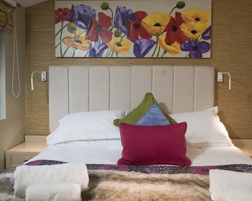 A well furnished bedroom.