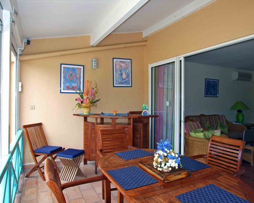 A well furnished dining area in the balcony.