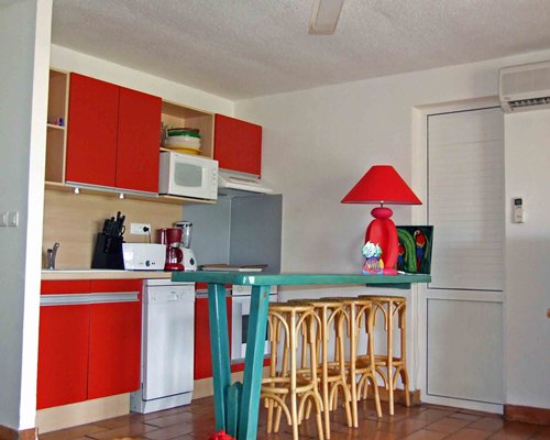 An open plan kitchen with breakfast bar.