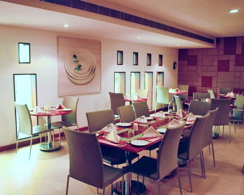 A well furnished indoor restaurant.
