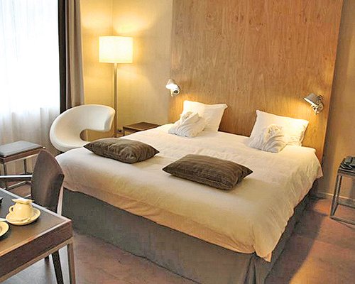 A well furnished bedroom.