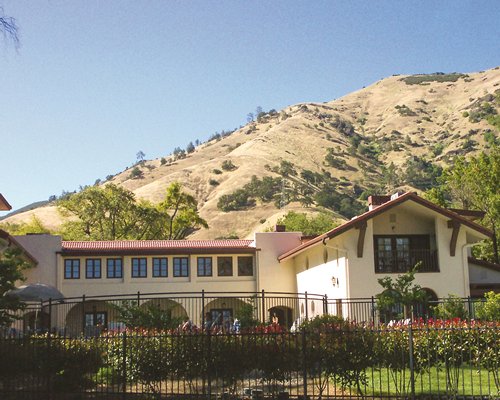 A scenic exterior view of WorldMark Wine Country Clear Lake resort at foothills of the mountain.