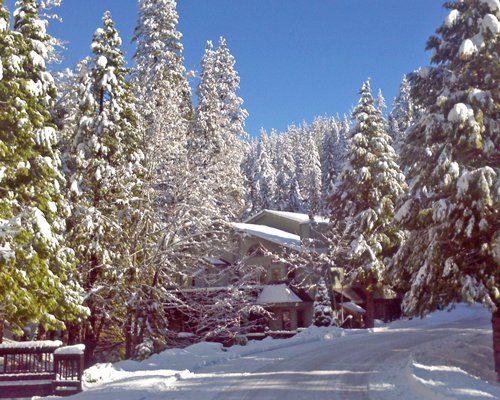 Scenic exterior view of Mountain Retreat resort covered in snow.