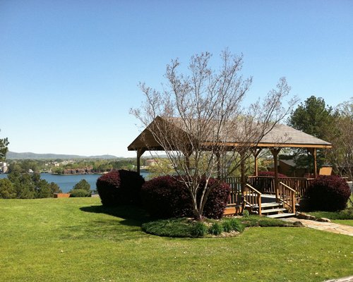 An outdoor picnic area with well maintained lawn alongside the lake.