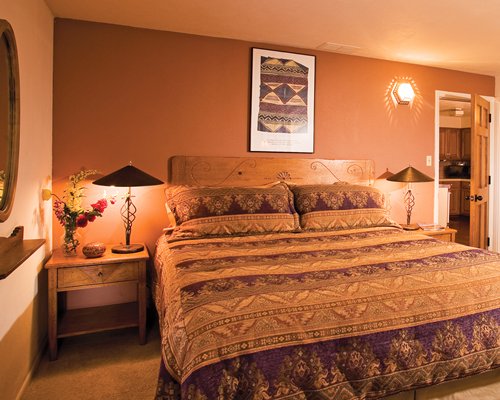 A well furnished bedroom with queen bed.