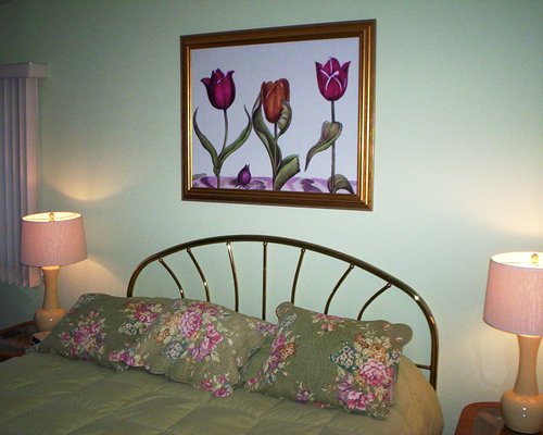 A well furnished bedroom with two lamps.