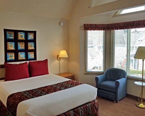 A well furnished bedroom with a queen bed.