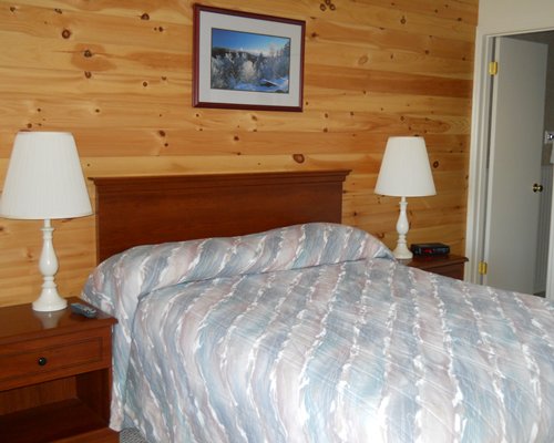 A well furnished bedroom with two lamps.