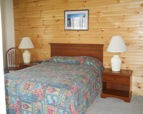 A well furnished bedroom with two lamps.