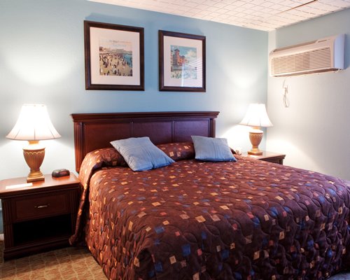 A well furnished bedroom with a queen bed.