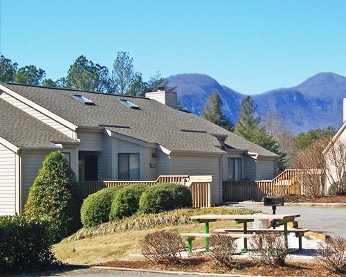 A scenic exterior view of multiple units with picnic table.