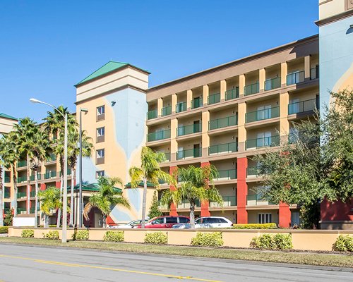 Scenic exterior view of Orlando's Sunshine Resort II with parking area.