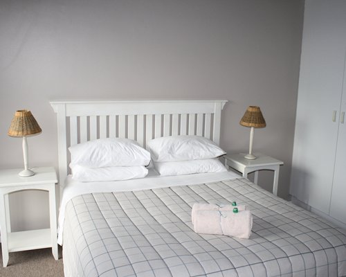 A well furnished bedroom with a queen bed.