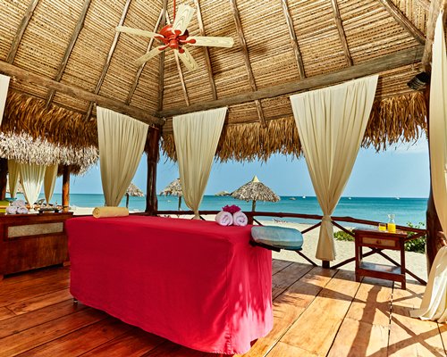A well furnished outdoor spa facility with the beach view.