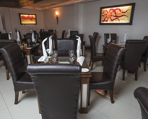 Indoor restaurant at Viva Vacation Club.