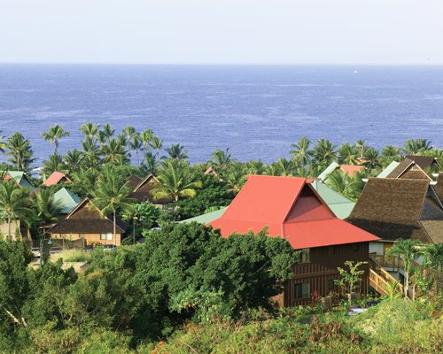 Scenic exterior view of the Wyndham Kona Hawaiian Resort alongside the beach.