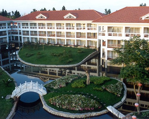 An exterior view of the Dianchi Garden Hotel resort.