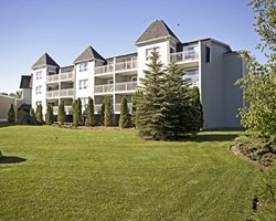 Scenic exterior view of the Club Cranberry.